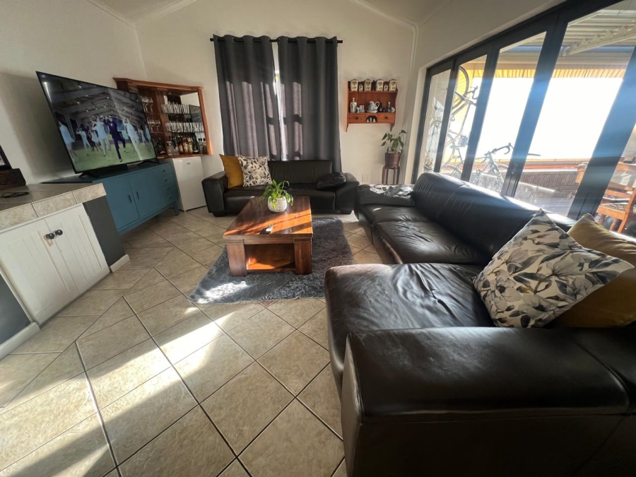 To Let 5 Bedroom Property for Rent in Table View Western Cape